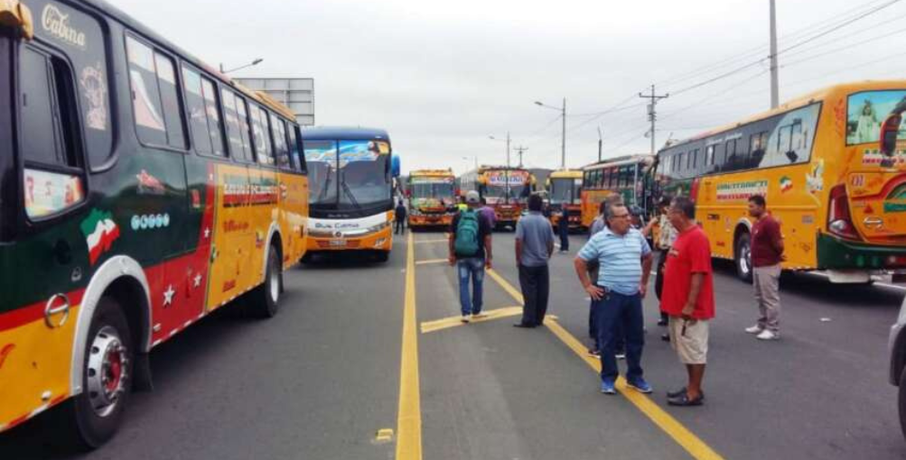 Transportistas ecuatorianos protestan contra la ola de inseguridad en las carreteras