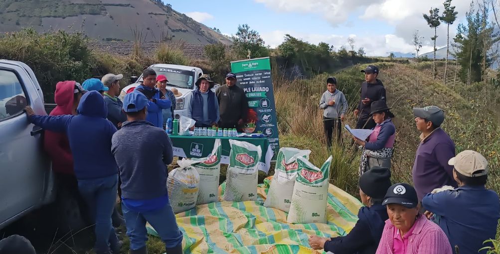 Agricultores reciben insumos agrícolas y asistencia técnica